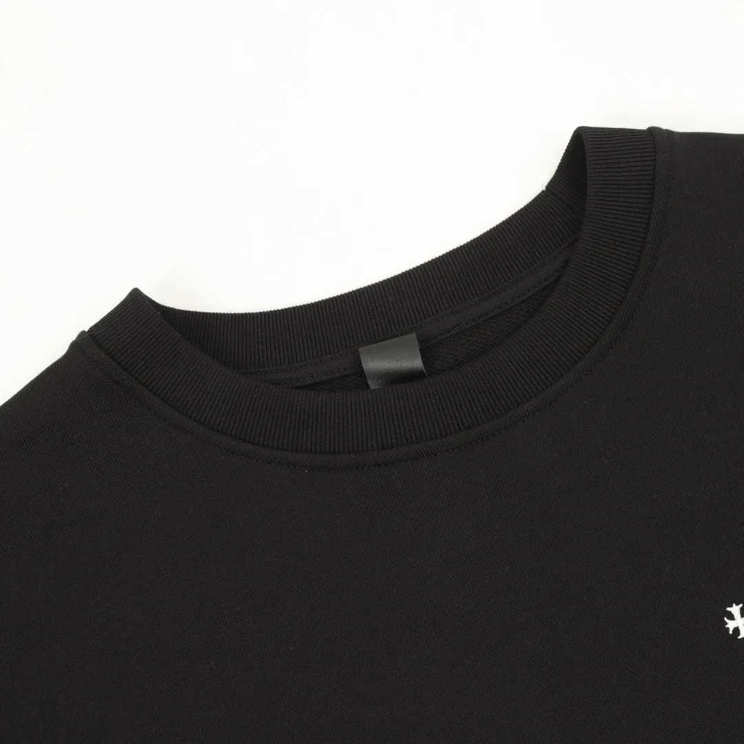 🅿️500 Chrome Hearts/Chrome Hearts 25Fw leather label cross patch embroidered round neck sweatshirt CH24 autumn and winter new leather cross flower cluster sweatshirt, Chrome Hearts has the religious spirit of the Middle Ages, so the cross pattern is indispensable. The cross pattern sewn with the three-dimensional leather label is spread all over the body. The overall clothing is matched with the same color leather label, which looks simple and elegant, and adds a sense of class, which can satisfy the cool style of fashionistas who pursue low-key luxury. 430 grams of 100% cotton terry, no gender restrictions, authentic grade! Color: black, white Size: XS-L